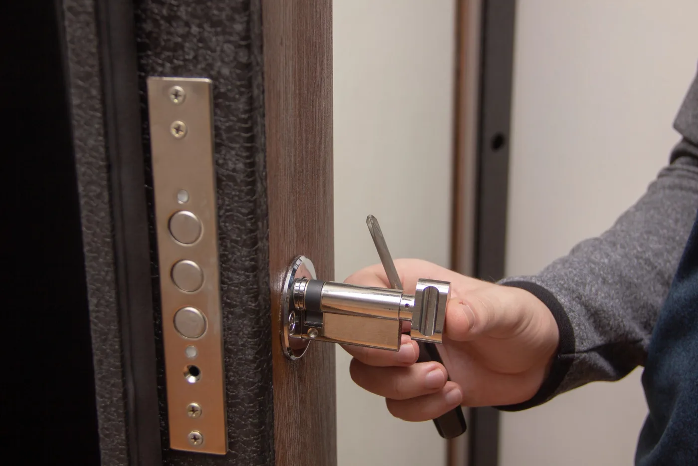 Pose d'une serrure sur une porte blindée lors d'une intervention en région parisienne